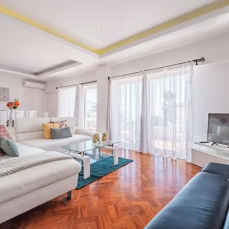 Jasmineiro - By Wehost Funchal (Madeira)